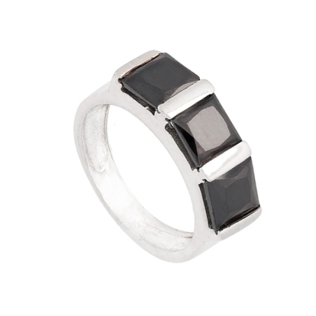 Anillo de plata y 3 circonitas de 6x6 mm en color negro talla princesa y engaste en carril. Combina este anillo con la gargantil