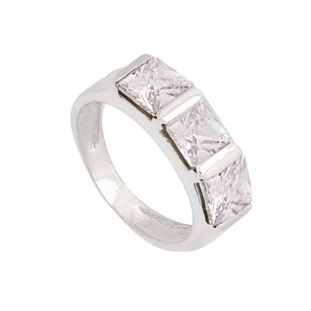 Anillo de plata y 3 circonitas de 6x6 mm en color blanco talla princesa y engaste en carril. Combina este anillo con la garganti