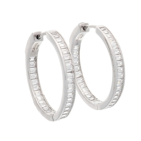 Aro de Plata de Ley rodiada de 3mm de ancho donde múltiples circonitas de talla baguette se engarzan en carril y que siguen en l