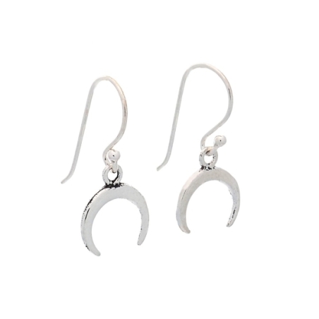 Pendientes en Plata de Ley con gancho hippie del que cuelga una luna invertida ideal para combinar con las gargantillas con el m