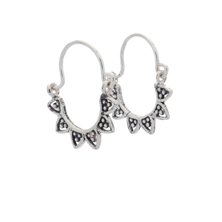 Pequeños pendientes tipo aro en Plata de Ley envejecida con un trabajo de filigrana que le da un estilo muy actual, femenino y r