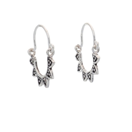 Pequeños pendientes tipo aro en Plata de Ley envejecida con un trabajo de filigrana que le da un estilo muy actual, femenino y r