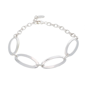 Pulsera de Plata de Ley con cuatro óvalos en el frente que definen una pulsera con mucha personalidad que podrás llevar más o me