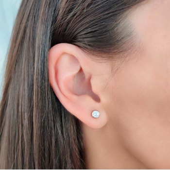 Un clásico totalmente actual son estos pendientes de Plata de Ley rodiada con una circonita blanca de 5mmØ engastada en chatón y 2