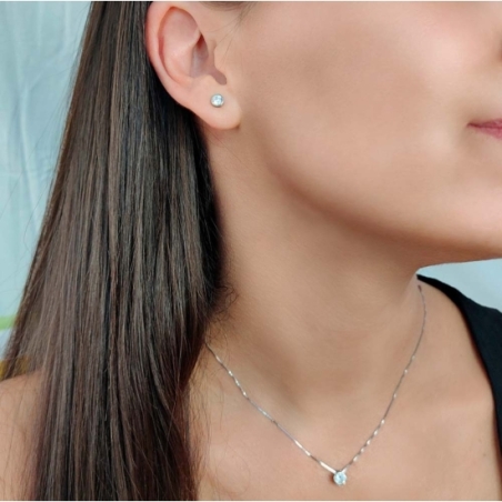 Collar Gargantilla de Plata de Ley rodiada compuesto por un sutil colgante de una circonita de 5mmØ engastada en chatón y una ca Collar Gargantilla de Plata de Ley rodiada compuesto por un sutil colgante de una circonita de 5mmØ engastada en chatón y una ca
