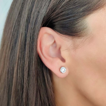 Un clásico totalmente actual son estos pendientes de Plata de Ley rodiada con una circonita blanca de 7mmØ engastada en chatón y 2