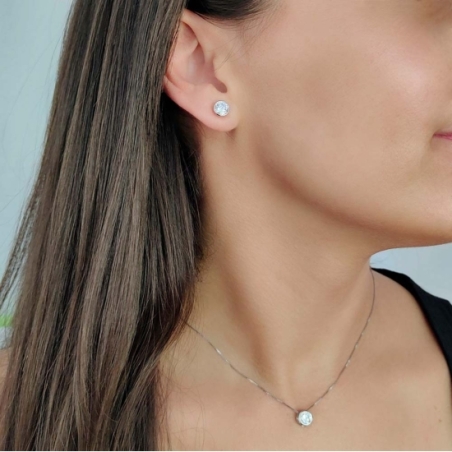 Collar Gargantilla de Plata de Ley rodiada compuesto por un sutil colgante de una circonita de 8mmØ engastada en chatón y una ca Collar Gargantilla de Plata de Ley rodiada compuesto por un sutil colgante de una circonita de 8mmØ engastada en chatón y una ca