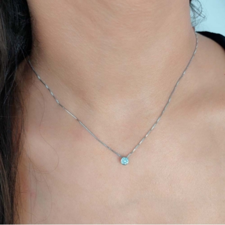 Collar Gargantilla de Plata de Ley rodiada compuesto por un sutil colgante de una circonita de 5mmØ engastada en chatón y una ca Collar Gargantilla de Plata de Ley rodiada compuesto por un sutil colgante de una circonita de 5mmØ engastada en chatón y una ca