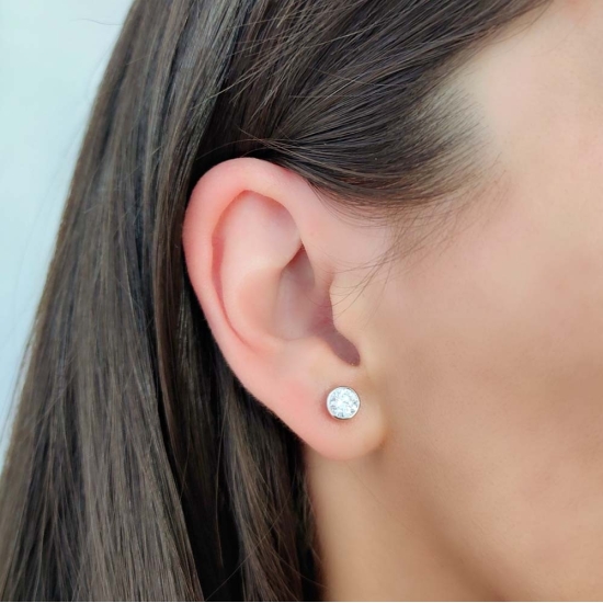 Un clásico totalmente actual son estos pendientes de Plata de Ley rodiada con una circonita blanca de 6mmØ engastada en chatón y