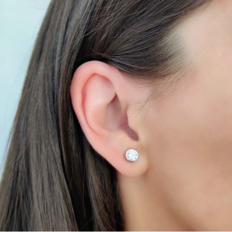Un clásico totalmente actual son estos pendientes de Plata de Ley rodiada con una circonita blanca de 6mmØ engastada en chatón y