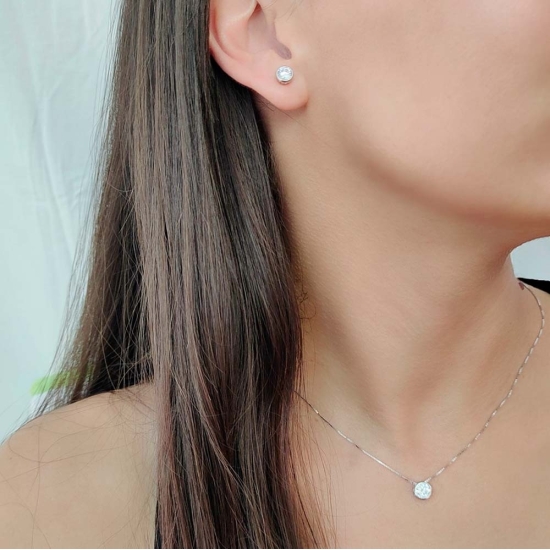 Un clásico totalmente actual son estos pendientes de Plata de Ley rodiada con una circonita blanca de 6mmØ engastada en chatón y