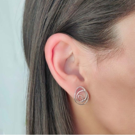 Pendientes de Plata de Ley con forma que recuerda un garabato de16x13,2mm, con cierre de presión, ideal para combinar con el col