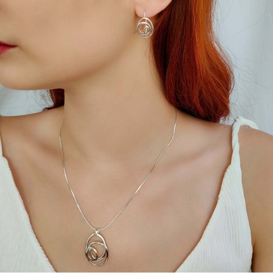 Pendientes de Plata de Ley con forma que recuerda un garabato de16x13,2mm, con cierre de presión, ideal para combinar con el col