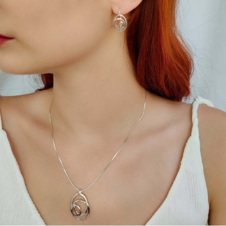 Pendientes de Plata de Ley con forma que recuerda un garabato de16x13,2mm, con cierre de presión, ideal para combinar con el col