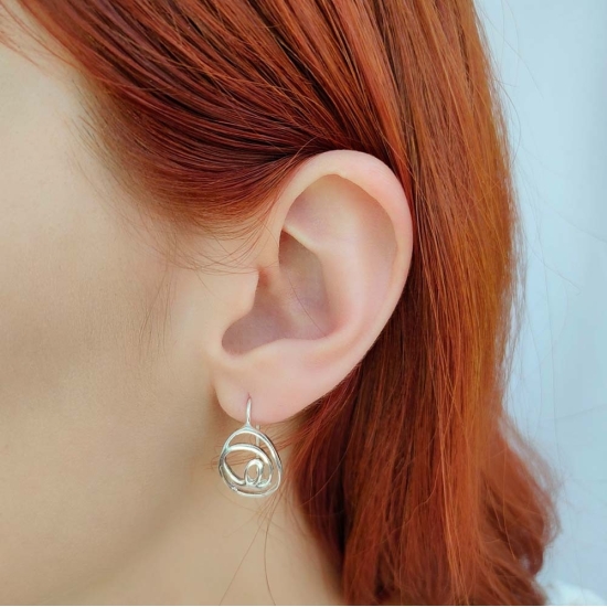 Pendientes de Plata de Ley con forma que recuerda un garabato de 16x13,2mm, con gancho hippie, ideal para combinar con el colgan