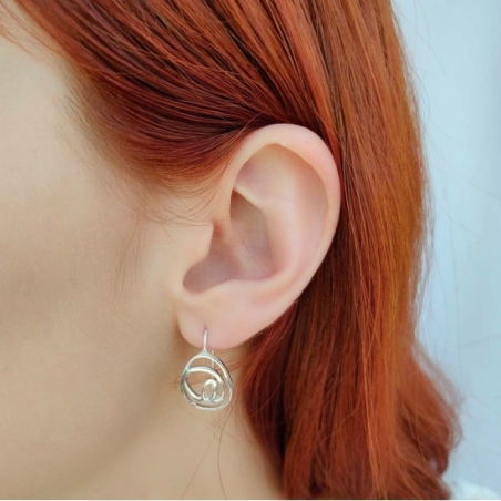 Pendientes de Plata de Ley con forma que recuerda un garabato de 16x13,2mm, con gancho hippie, ideal para combinar con el colgan