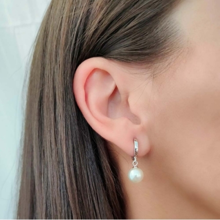 Pendientes de Plata de Ley rodiada con forma de aro de 13mmØ y de sección cuadrada de 1.8x1,8mm del que cuelga una perla sintéti