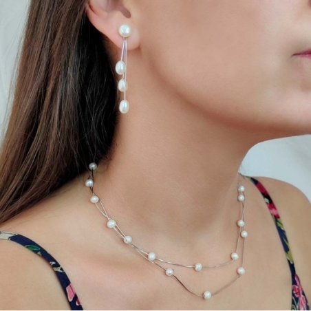 Collar gargantilla de Plata de Ley rodiada de dos vueltas donde 18 perlas naturales de 6/7mmØ se ensartan en dos cadenas cola de