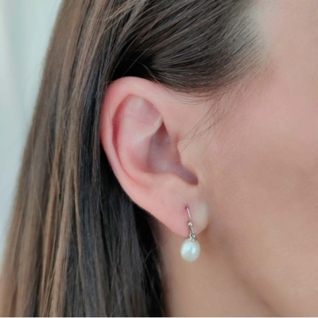 Sencillos pero preciosos, estos pendientes de Plata de Ley rodiada con gancho hippie y perla natural de 7x9mm son ideales para u