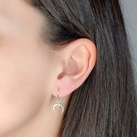 Pendientes en Plata de Ley con gancho hippie del que cuelga una luna invertida ideal para combinar con las gargantillas con el m