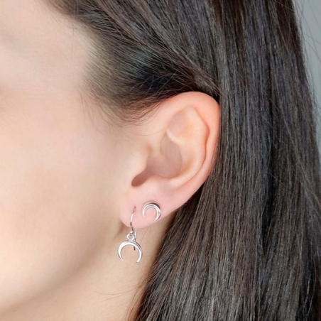 Pequeños pendientes (8x8mm) en Plata de Ley con motivo de luna invertida, que cierra con tuerca. Podrás usarlo solo o combinados