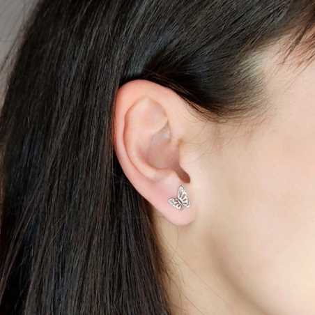 Pendientes mini de Plata de Ley con forma de pequeña mariposa de filigrana, ideal para combinar con otros pequeños pendientes y 