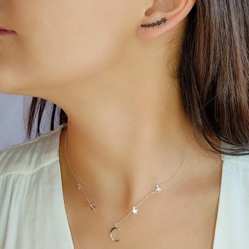 Gargantilla de Plata de Ley donde una luna cuelga de una fina cadenita, rodeada de pequeñas estrellas. Sienta fenomenal. 2
