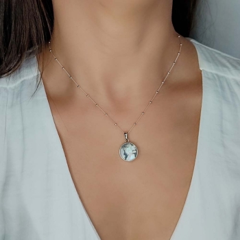 Gargantilla de plata de ley con motivo de atlas sobre nacar que puede hacerse reversible ofreciendo también una cara de nácar en 2