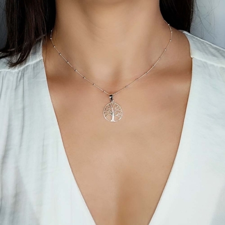 Colgante de Plata de Ley con sencilla silueta de árbol de la vida en una fina cadena de 40cm con bolitas intercaladas que destac