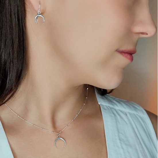 Pendientes en Plata de Ley con gancho hippie del que cuelga una luna invertida ideal para combinar con las gargantillas con el m