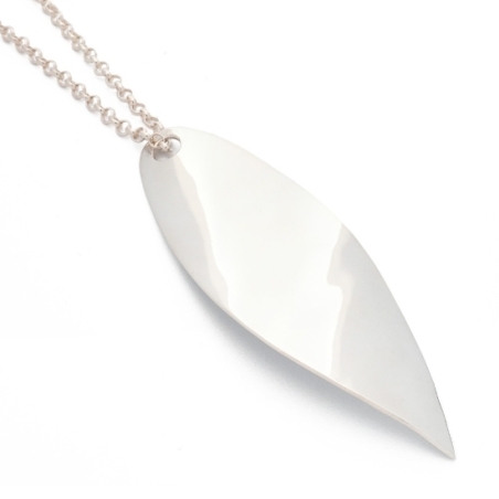 Colgante de Plata de ley muy sencillo pero espectacular con su preciosa forma de hoja de laurel, ligeramente torcida sobre si, i