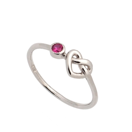 Anillo de Plata de Ley en el que el fino puente, en el frente, se anuda formando un corazón junto a un pequeño chatón con piedra