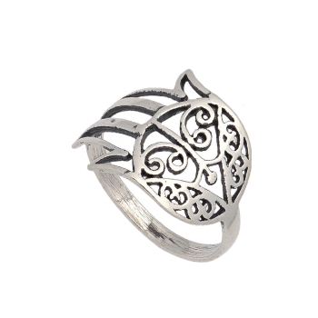 Anillo de Plata de Ley cuyo motivo central es una Mano de Fátima realizada en filigrana y realzada con una terminación oxidada.