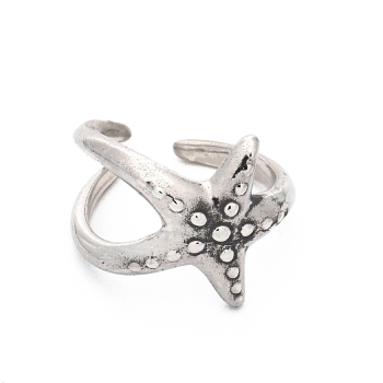 Anillo en Plata de Ley  con terminacion envejecida en el que tres puntas de una estrella de mar abrazan tu dedo . Es abierto, en 2