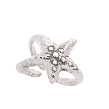 Anillo en Plata de Ley  con terminacion envejecida en el que tres puntas de una estrella de mar abrazan tu dedo . Es abierto, en
