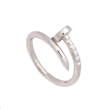 Original anillo con forma de clavo realizado en plata de ley con baño de rodio.