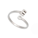 Original y sencillo anillo de plata rodiada compuesto por una inicial de líneas minimalistas por un lado y una pequeña circonita
