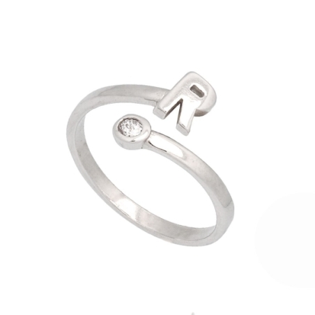 Original y sencillo anillo de plata rodiada compuesto por una inicial de líneas minimalistas por un lado y una pequeña circonita Original y sencillo anillo de plata rodiada compuesto por una inicial de líneas minimalistas por un lado y una pequeña circonita