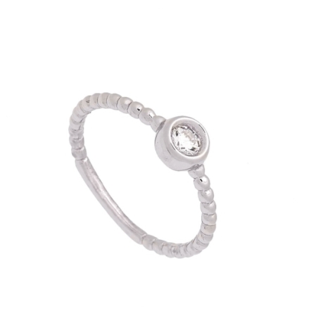 Sencillo y actual anillo solitario de plata rodiada con circonita engastada en chatón sobre un puente de pequeñas bolitas que le