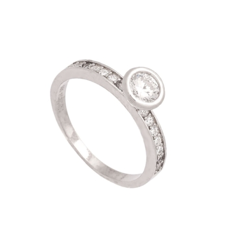 Solitario de plata rodiada con una circonita central de 6mm engastada en chatón en medio de 16 pequeñas circonitas engastadas en