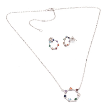 Su sencillo diseño es parte del atractivo de esta preciosa gargantilla en Plata de Ley Rodiada con 7 circonitas con los colores 