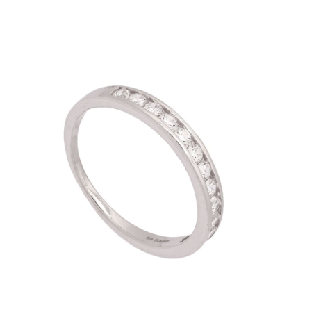 Anillo de plata rodiada y numerosas circonitas blancas engastadas en carril en su frente. De aire elegante pero minimalista es i