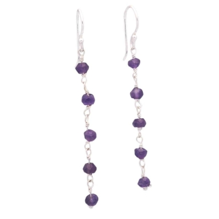 Sutil pendiente en Plata de ley donde el protagonismo está en la fina cadena artesanal que ensarta pequeñas piedras facetadas de