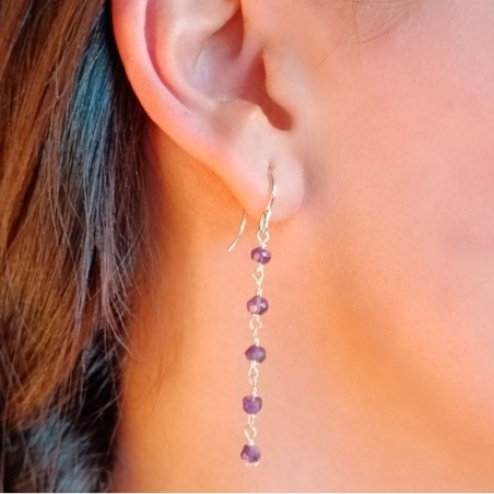 Sutil pendiente en Plata de ley donde el protagonismo está en la fina cadena artesanal que ensarta pequeñas piedras facetadas de