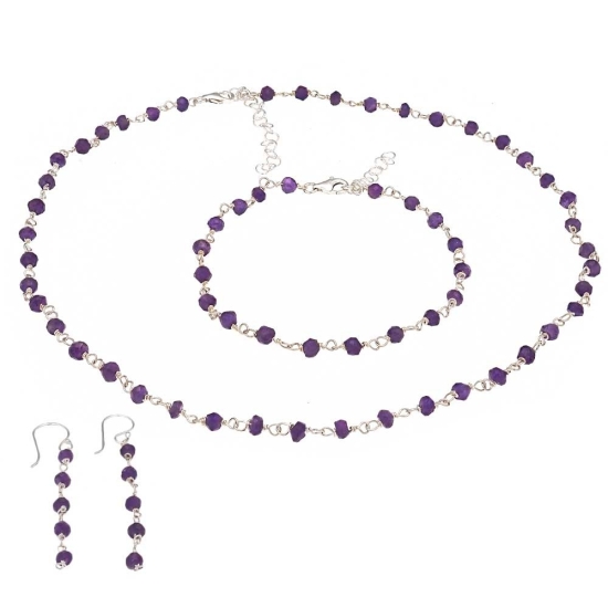 Sutil pulsera en Plata de ley donde el protagonismo está en la fina cadena artesanal que ensarta pequeñas piedras facetadas de a