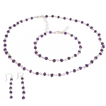 Sutil pulsera en Plata de ley donde el protagonismo está en la fina cadena artesanal que ensarta pequeñas piedras facetadas de a