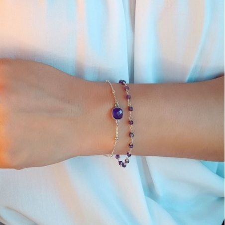 Sutil pulsera en Plata de ley donde el protagonismo está en la fina cadena artesanal que ensarta pequeñas piedras facetadas de a