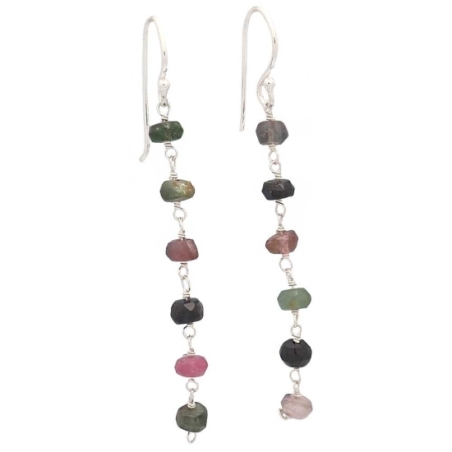 Sutil pendiente en Plata de ley donde el protagonismo está en la fina cadena artesanal que ensarta pequeñas piedras facetadas de Sutil pendiente en Plata de ley donde el protagonismo está en la fina cadena artesanal que ensarta pequeñas piedras facetadas de