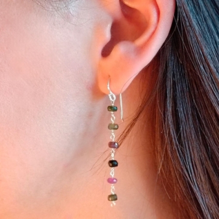 Sutil pendiente en Plata de ley donde el protagonismo está en la fina cadena artesanal que ensarta pequeñas piedras facetadas de Sutil pendiente en Plata de ley donde el protagonismo está en la fina cadena artesanal que ensarta pequeñas piedras facetadas de