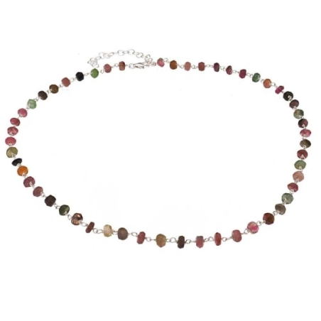 Sutil gargantilla en Plata de ley donde el protagonismo está en la fina cadena artesanal que ensarta pequeñas piedras facetadas 